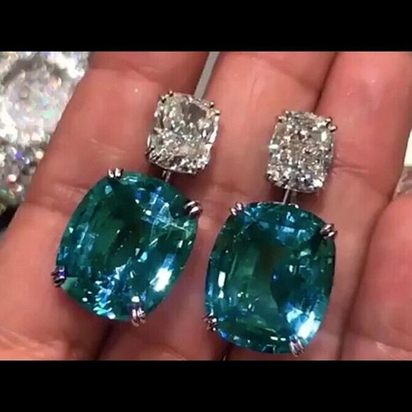 Jewelry - 🦋Sparkling Rhinestone earrings🦋   